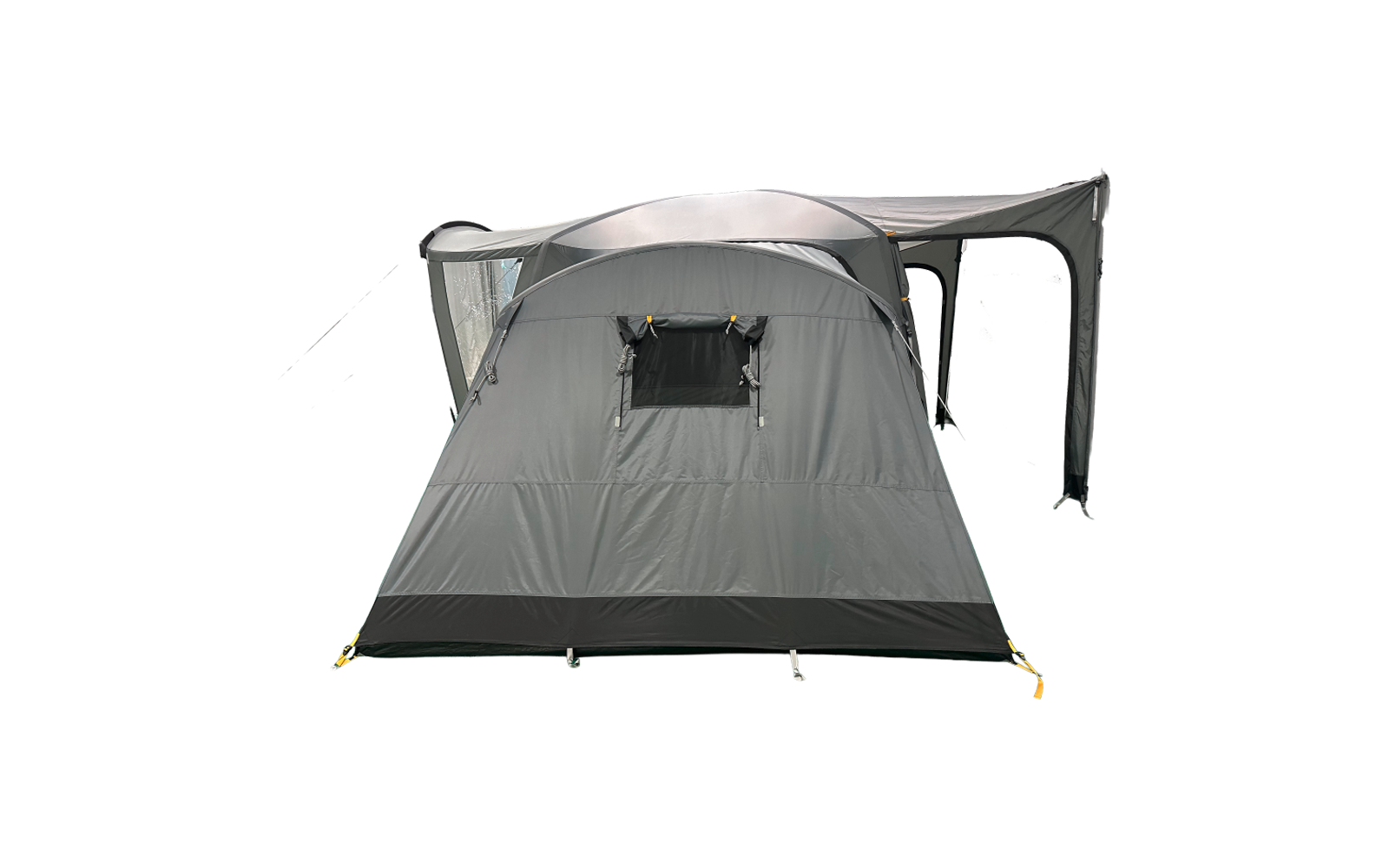 Vorn sichtbares graues Zelt mit geschlossener Tür und kleinem obenliegendem Fenster; rechts angebautes Vordach auf Stangen; Abspannleinen und Erdnägel am Boden