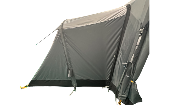 Teil eines dunkelgrauen Zelts mit Stangen, Abspannleinen und teilweise offenem Eingang