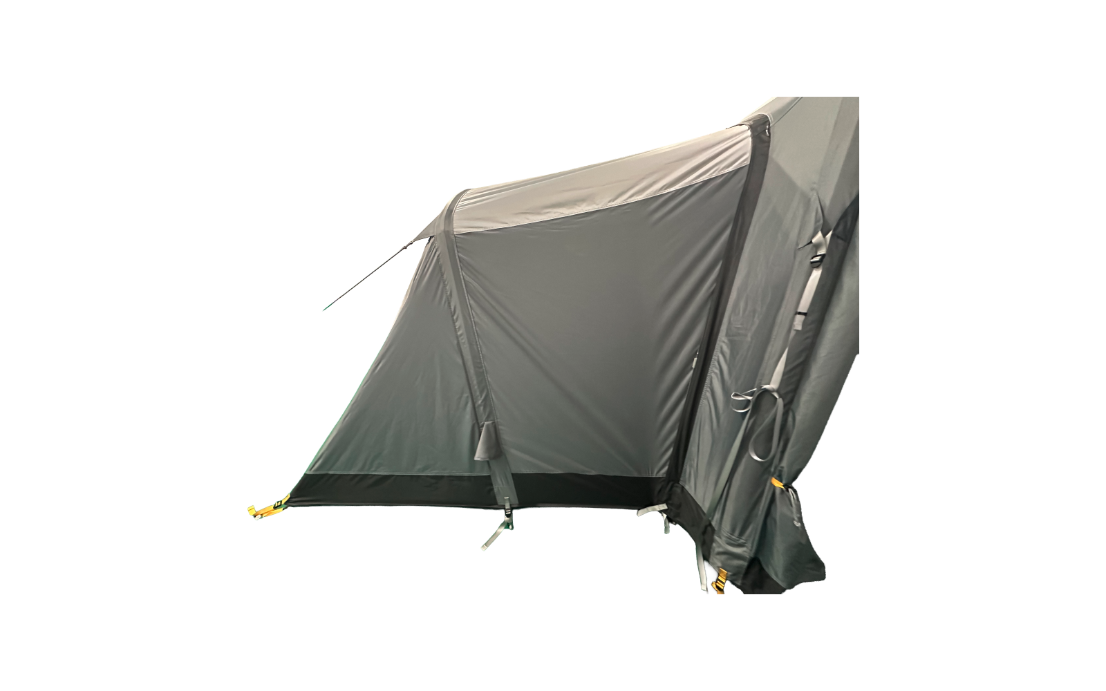 Teil eines dunkelgrauen Zelts mit Stangen, Abspannleinen und teilweise offenem Eingang