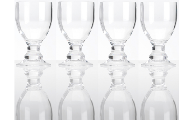 Vier lege, heldere drinkglazen naast elkaar op een reflecterend oppervlak