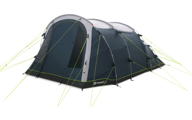 Donkerblauw-grijs opgezet tent met twee boogvormige stokken, een open ingang met venster en meerdere neongele scheerlijnen
