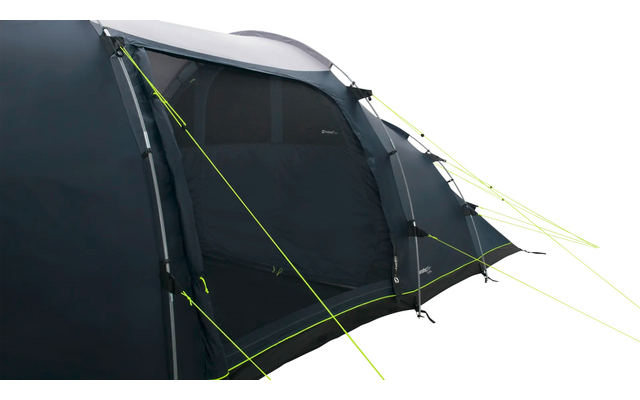 Donkere tent met gebogen stokken, gesloten deur met gaasraam en felgeelgroene scheerlijnen