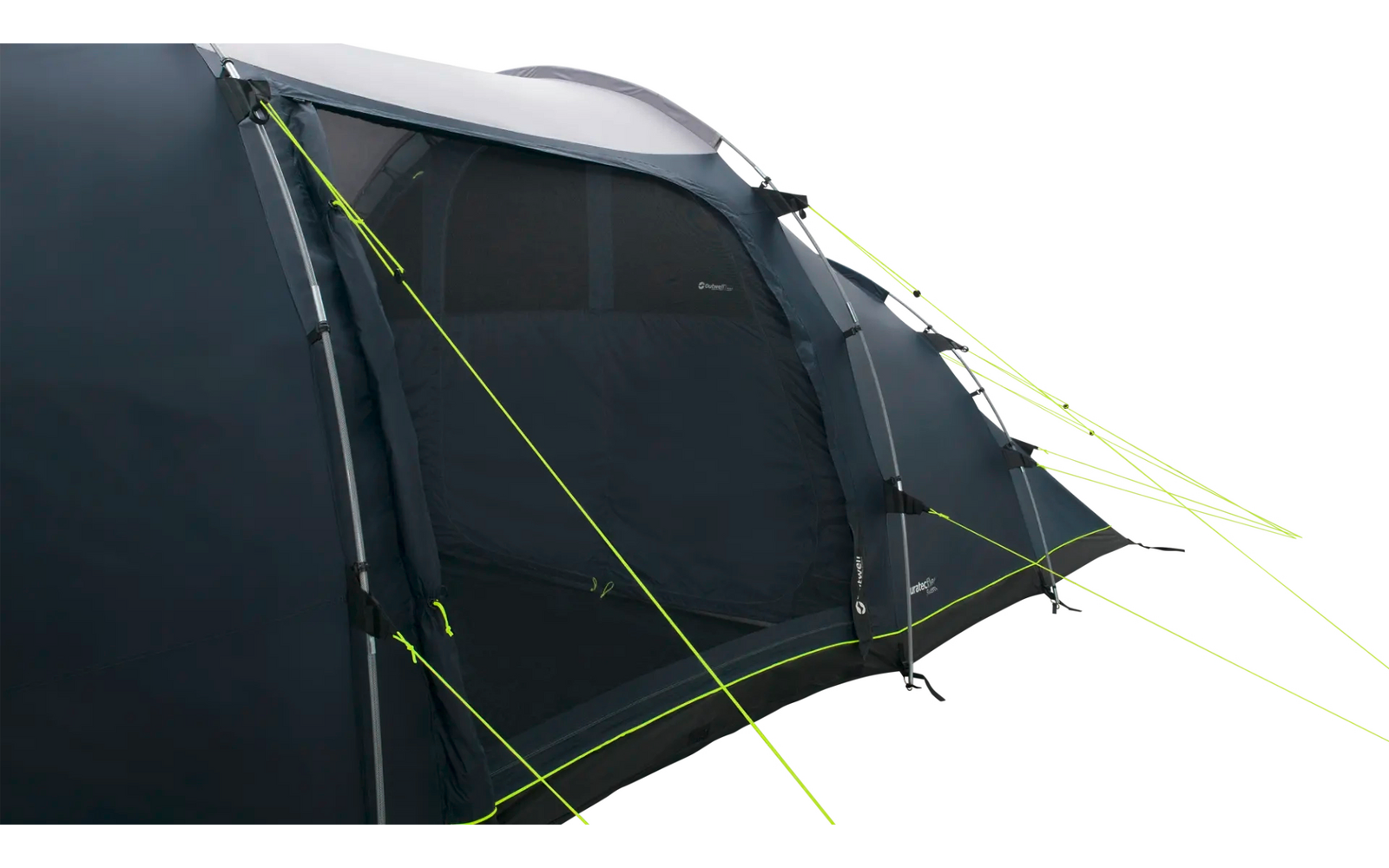 Donkere tent met gebogen stokken, gesloten deur met gaasraam en felgeelgroene scheerlijnen