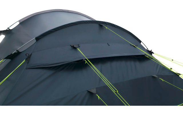 Close-up van een donkergrijze tent met neongele scheerlijnen, ventilatieopeningen en zichtbare tentstokken