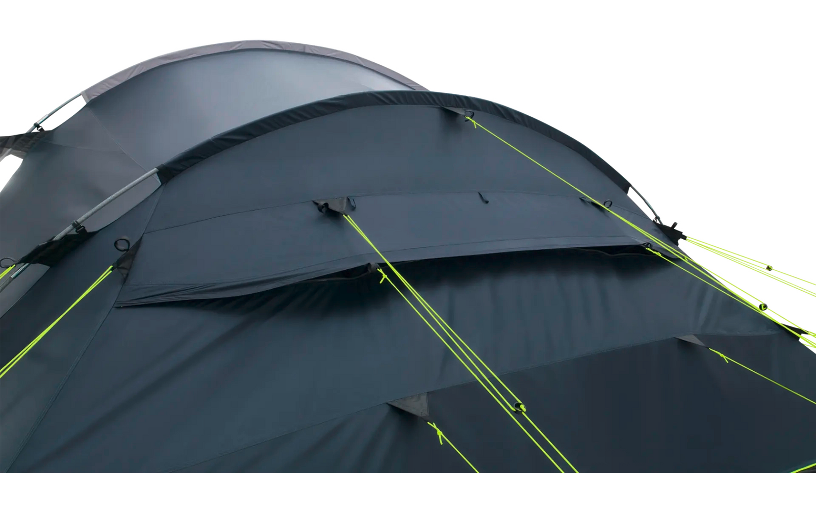 Close-up van een donkergrijze tent met neongele scheerlijnen, ventilatieopeningen en zichtbare tentstokken