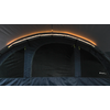 Interieur van een tent met drie donkere, boogvormige ramen en een warme, gebogen lichtstrip onder de daknaad