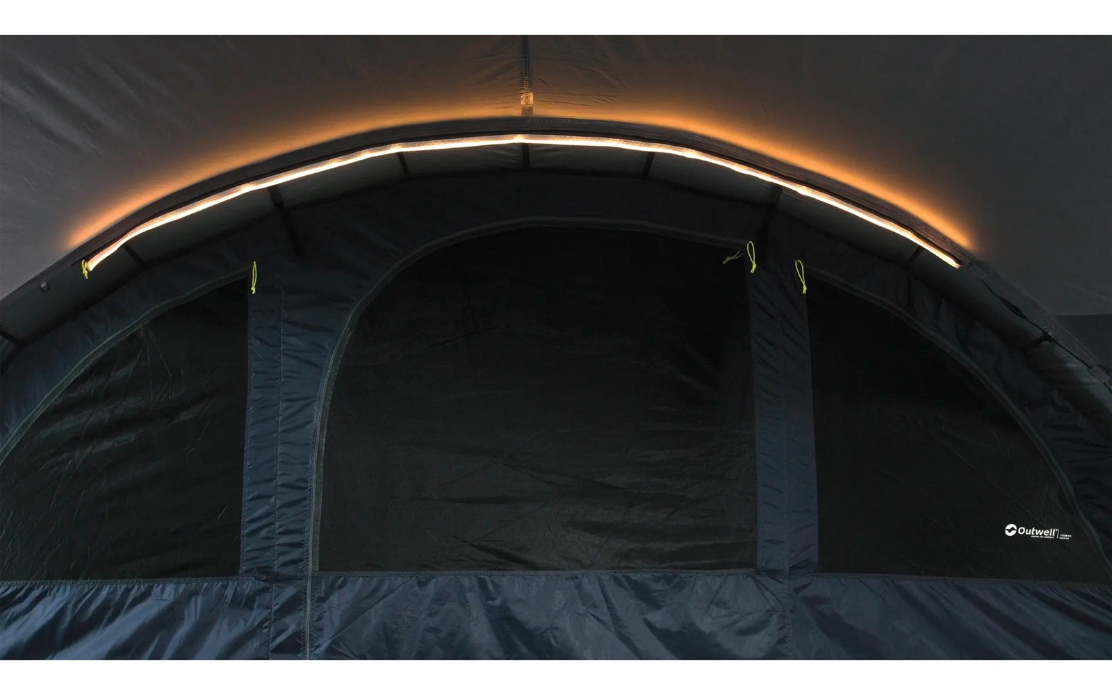 Interieur van een tent met drie donkere, boogvormige ramen en een warme, gebogen lichtstrip onder de daknaad
