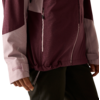 Teil einer zweifarbigen Jacke (Bordeaux und Hellrosa) mit senkrechtem Reißverschluss, seitlicher Reißverschlusstasche, Klettverschluss an der Manschette, sichtbare Hand und schwarze Hose vor hellem Hintergrund
