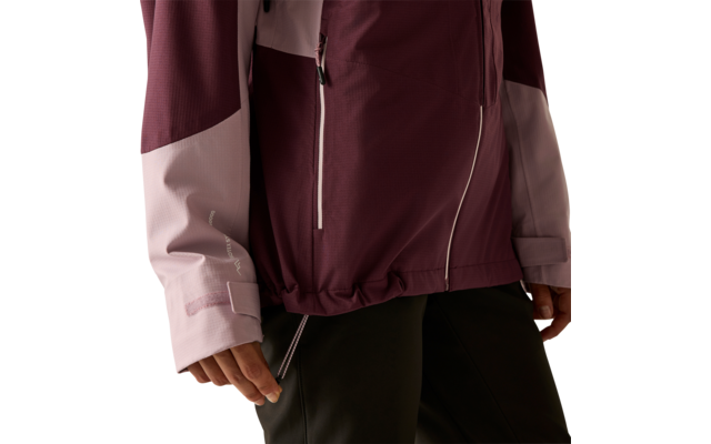 Teil einer zweifarbigen Jacke (Bordeaux und Hellrosa) mit senkrechtem Reißverschluss, seitlicher Reißverschlusstasche, Klettverschluss an der Manschette, sichtbare Hand und schwarze Hose vor hellem Hintergrund