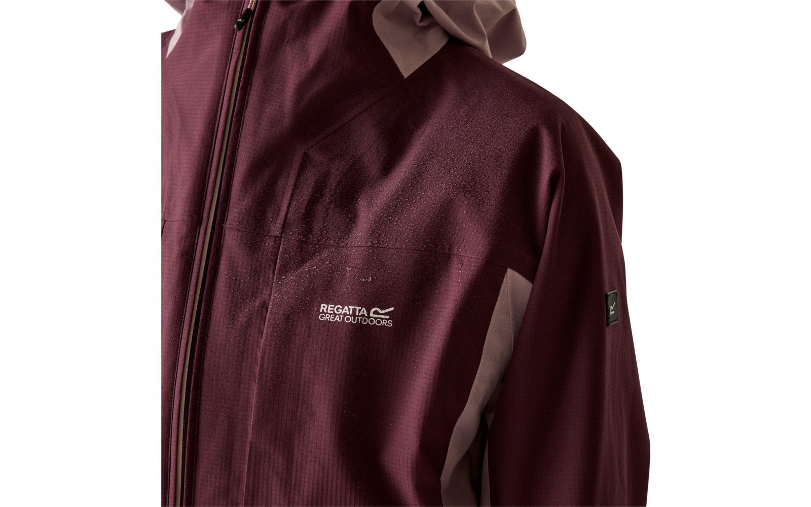 Oberkörper mit dunkelroter Regenjacke und erhöhter Kapuze mit hellgrauer Innenfutter, Reißverschluss vorne, Schriftzug Regatta Great Outdoors auf der Brust, kleines grünes Etikett am Ärmel