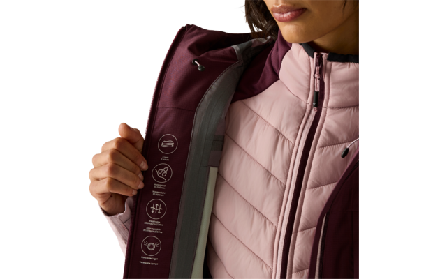 Nahaufnahme des Oberkörpers einer Person, die eine burgundrote Außenjacke aufhält; darunter eine hellrosa gesteppte Innenjacke mit Reißverschluss; weiße Piktogramme auf der Innenseite der Außenjacke; Hand hält die Klappe; Mund und Kinn sowie heller H