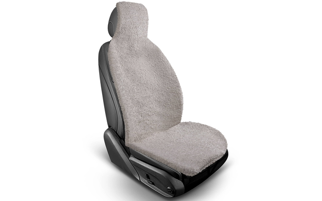 Autositz mit hellem, flauschigem Überzug auf Kopfstütze, Rückenlehne und Sitzfläche, schwarze Sitzbasis, weißer Hintergrund