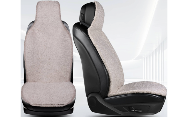 Zwei Autositze mit hellgrauen, flauschigen Sitzbezügen; einer von vorne, einer seitlich auf hellem Hintergrund