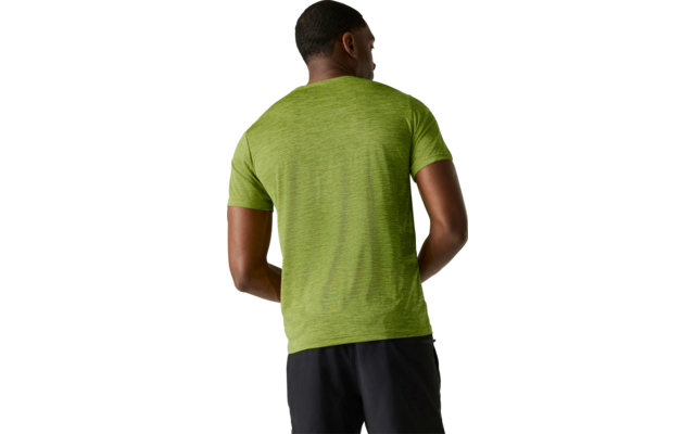 Person von hinten, trägt grünes kurzärmeliges T‑Shirt und schwarze Shorts vor hellem, neutralem Hintergrund