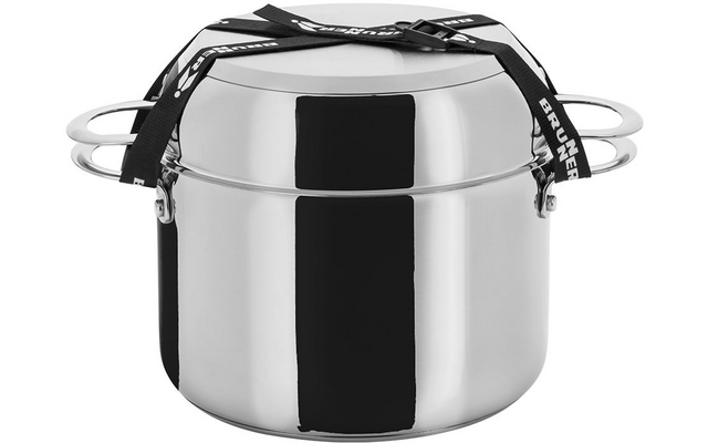 Casserole en acier inoxydable avec couvercle, deux poignées latérales et sangles noires sur fond blanc