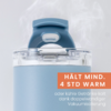 Obere Ansicht einer hellblauen Trinkflasche mit transparentem Deckel, aufsteigendem Dampf und orangem Aufkleber mit weißem Text