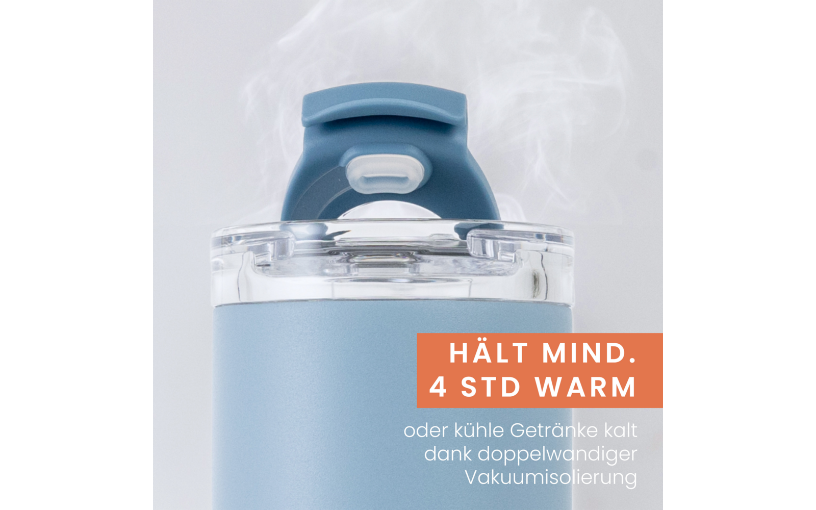 Obere Ansicht einer hellblauen Trinkflasche mit transparentem Deckel, aufsteigendem Dampf und orangem Aufkleber mit weißem Text