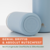 Zwei hellblaue zylindrische Flaschen, eine liegend mit sichtbarem runden Silikonboden und Logo, eine stehend; orangener Banner mit weißem Text "GENIAL GRIFFIG & ABSOLUT RUTSCHFEST" und kleinem grünen Untertext