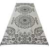 Rechthoekige witte loper met drie zwarte symmetrische bloemenmandala's en paisley-ornamenten