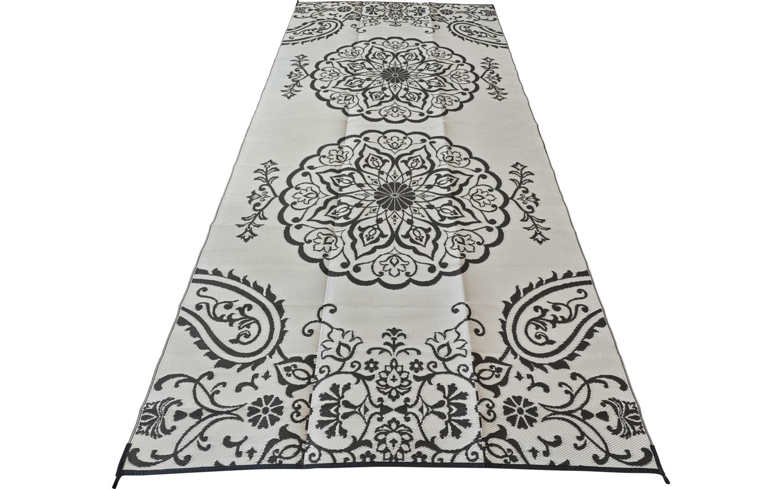 Rechthoekige witte loper met drie zwarte symmetrische bloemenmandala's en paisley-ornamenten