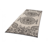 Alfombra rectangular con fondo claro, tres grandes motivos florales circulares en el centro y un borde decorativo oscuro