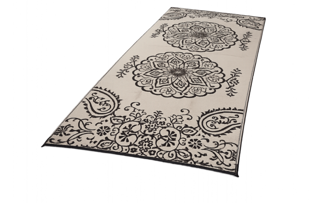 Alfombra rectangular con fondo claro, tres grandes motivos florales circulares en el centro y un borde decorativo oscuro