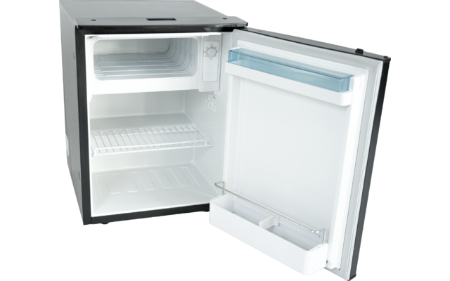 Kleiner weißer Kühlschrank mit geöffneter Tür, leerem Innenraum, kleinem Gefrierfach oben, einem Drahtregal, oberer Türablage mit transparentem blauem Rand und unterem Türfach