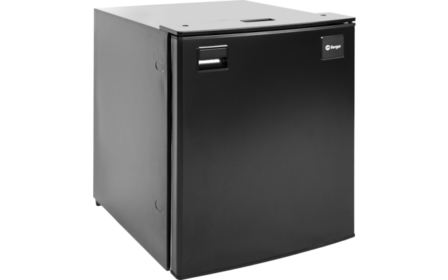 Kleiner schwarzer Kühlschrank mit einer Tür, eingelassener Griff oben links und kleinem rechteckigem Logo oben rechts