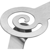 Gros plan d'une pièce métallique brossée avec une découpe en spirale courbée, une fixation cylindrique visible et un support métallique incliné