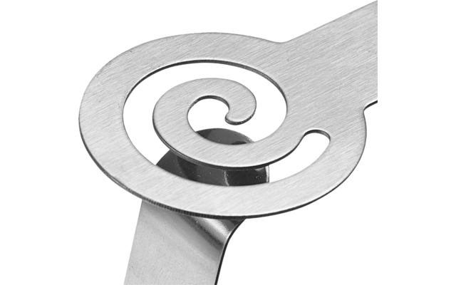 Gros plan d'une pièce métallique brossée avec une découpe en spirale courbée, une fixation cylindrique visible et un support métallique incliné