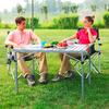 Deux enfants assis à une table de camping en plein air jouent à un jeu de société