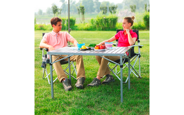 Deux enfants assis à une table de camping en plein air jouent à un jeu de société