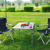 Deux chaises de camping et une table pliante avec des voitures jouets en plein air sur l'herbe