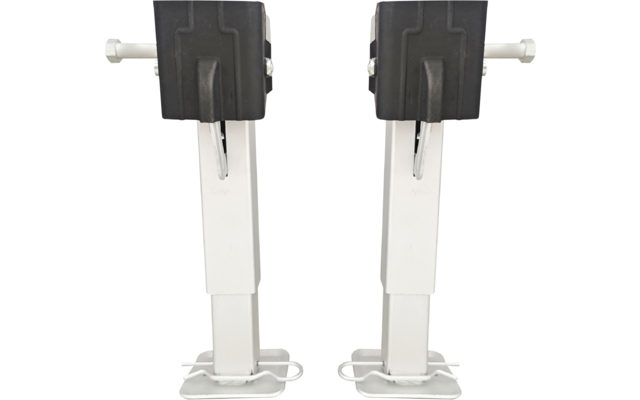 Zwei vertikale teleskopische Metallpfosten in Weiß mit rechteckigen schwarzen oberen Gehäusen, durch die weiße Bolzen gesteckt sind, jeweils auf einer quadratischen Bodenplatte