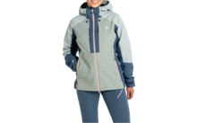 Mujer con chaqueta de exterior bicolor y pantalones azules