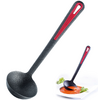 Louche noire avec long manche et accent rouge, trou à l'extrémité ; petite image montrant la louche au‑dessus d'un liquide rouge sur une assiette blanche avec des feuilles vertes