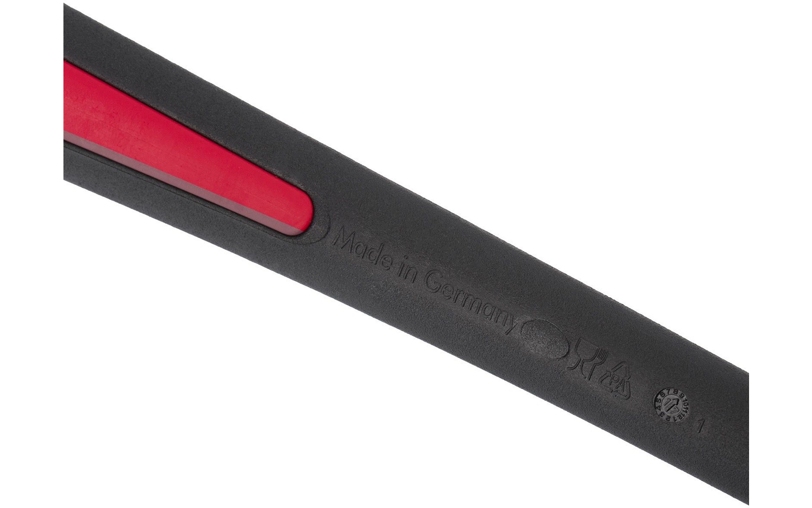 Gros plan d'un manche noir en plastique avec un insert rouge, texte en relief 'Made in Germany' et petits symboles