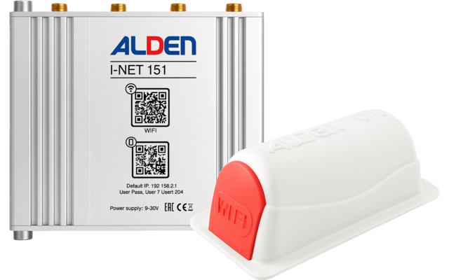 Links ein silbernes rechteckiges Metallgehäuse mit vertikalen Kühlrippen, vier kleinen Füßen, oben vier goldfarbene Anschlussbuchsen, Vorderseite mit Logo 'ALDEN', Schriftzug 'I-NET 151' und QR-Code; rechts ein weißes abgerundetes Kunststoffgehäuse m