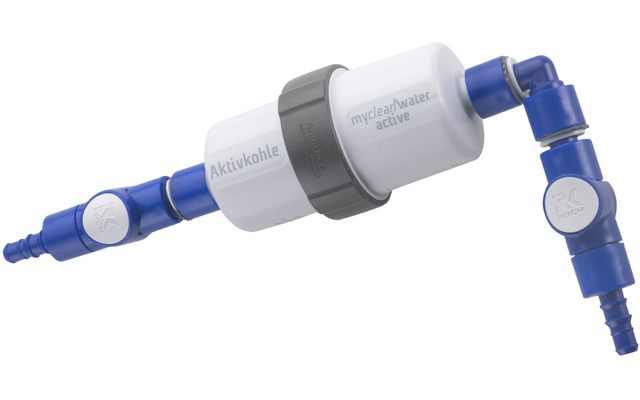 Blauwe en witte waterfilter met pijpen en verbindingsstukken