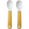 Zwei Löffel mit weißen Löffelköpfen und gelben Griffen auf weißem Hintergrund