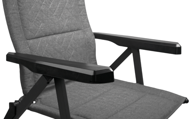 Vue partielle d'une chaise grise rembourrée avec cadre métallique noir et accoudoirs