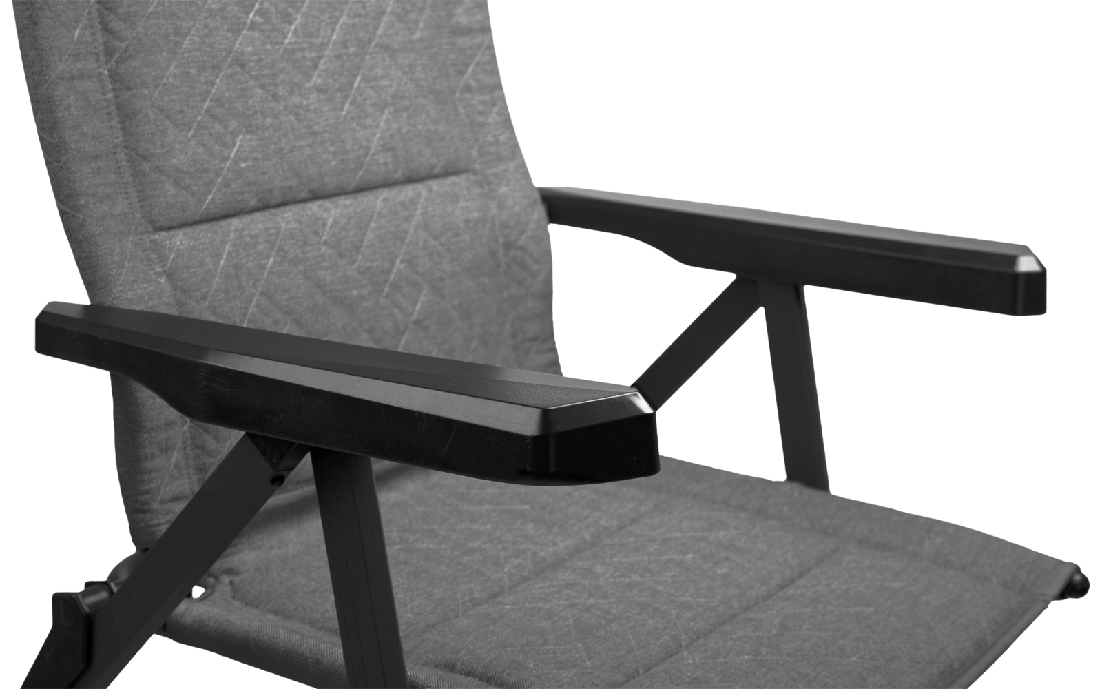 Vue partielle d'une chaise grise rembourrée avec cadre métallique noir et accoudoirs