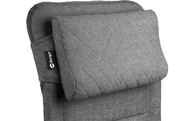 Graues Polster mit Steppmuster, befestigt an einer Rückenlehne, mit eingenähter Schlaufe und kleinem schwarzen Stoffetikett mit weißer Aufschrift 'Berger'