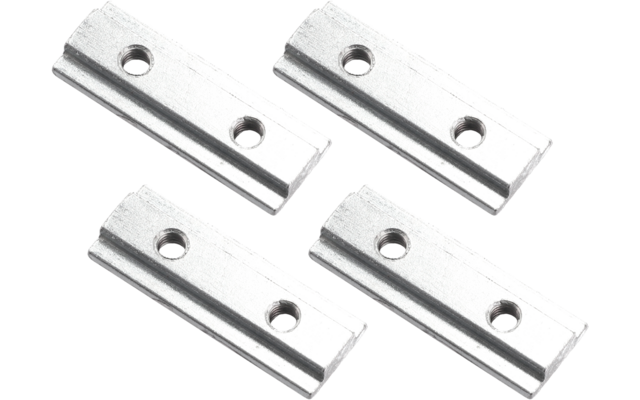 Rechteckiges silbernes Metallstück mit zwei runden Löchern und einer Längsvertiefung auf weißem Hintergrund