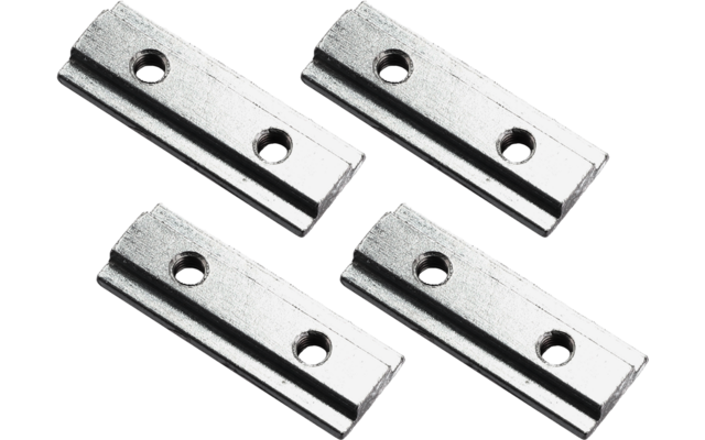 Rechteckiges silbernes Metallstück mit zwei runden Löchern und einer Längsvertiefung auf weißem Hintergrund