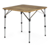 Table carrée avec plateau imitation bois et quatre pieds métalliques argentés avec raccords en plastique noir
