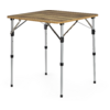 Table carrée avec plateau couleur bois sur quatre pieds métalliques argentés réglables avec connecteurs noirs en plastique et entretoises métalliques diagonales, fond blanc