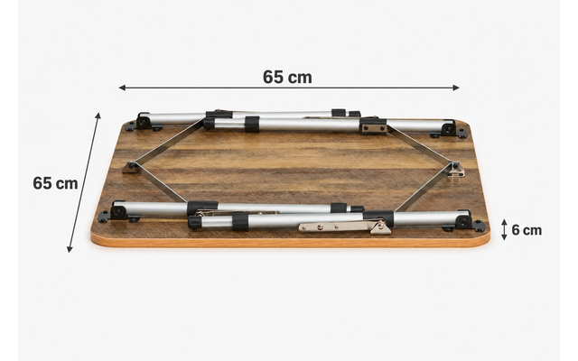 Quadratische Holzplatte mit sichtbarer Holzmaserung, darauf befestigtes silbernes Metallgestell in X‑Form, vier schwarze Kunststoffhalterungen, Messpfeile mit Beschriftung '65 cm' oben und links sowie '6 cm' rechts, weißer Hintergrund