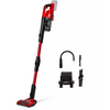 Aspirateur balai rouge avec réservoir transparent et quatre accessoires (tuyau coudé, suceur pour coins, brosse, support mural) sur fond blanc