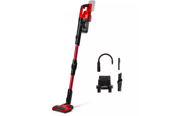 Aspirateur balai rouge avec réservoir transparent et quatre accessoires (tuyau coudé, suceur pour coins, brosse, support mural) sur fond blanc